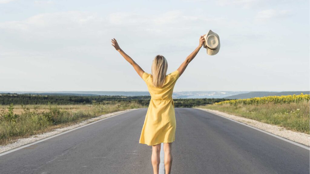 Persona en una encrucijada simbolizando la toma de decisiones sobre un cambio de trabajo o de vida desde una perspectiva emocional y reflexiva