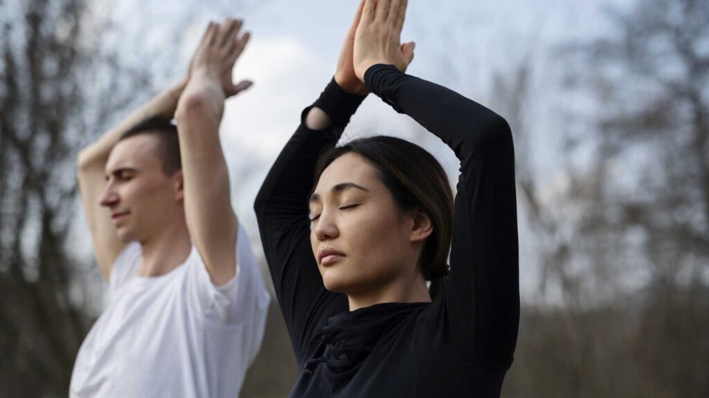 Persona en estado de equilibrio cuerpo mente en un proceso de sanación emocional desde la psicología y la conciencia corporal