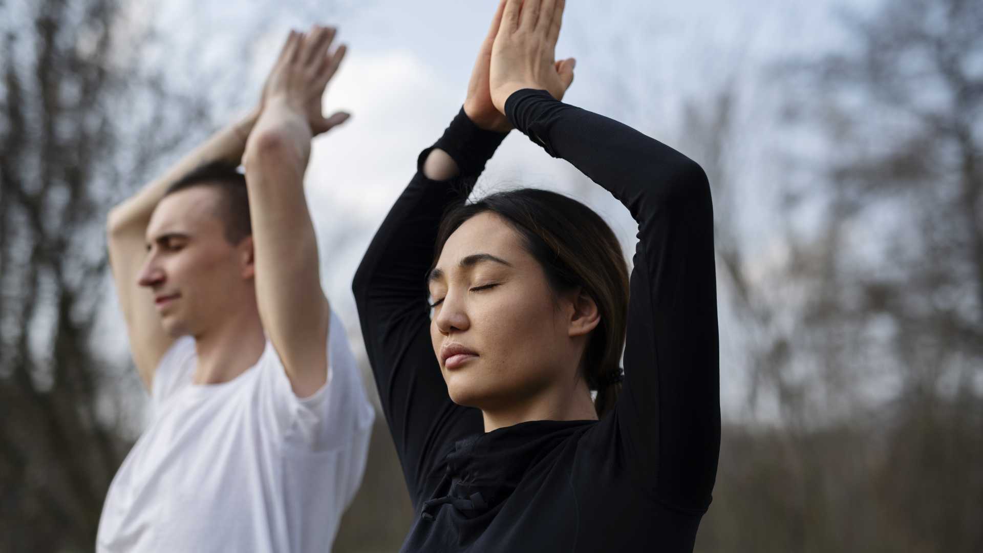 Persona en estado de equilibrio cuerpo mente en un proceso de sanación emocional desde la psicología y la conciencia corporal
