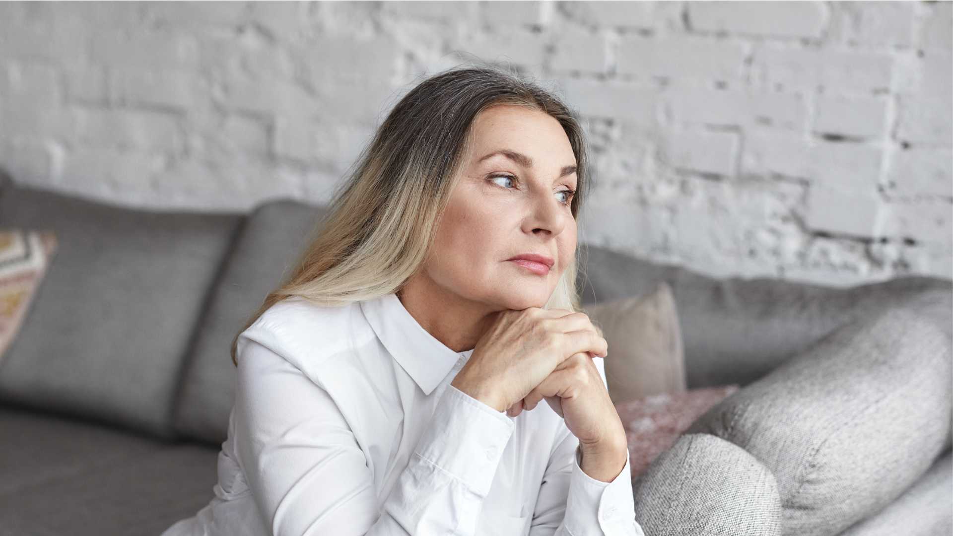 Persona en un momento de crisis emocional haciendo una pausa antes de tomar decisiones impulsivas desde una perspectiva de psicología y autocontrol