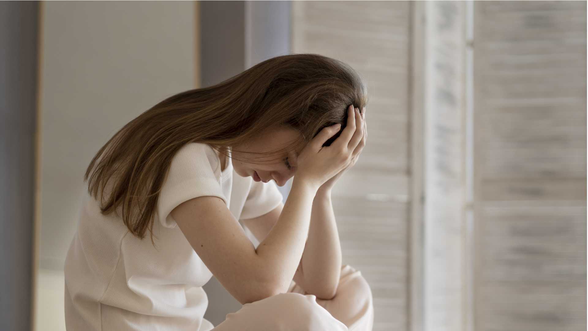 Persona experimentando ansiedad y bloqueo emocional simultáneo en un entorno tranquilo desde una perspectiva de psicología y regulación emocional